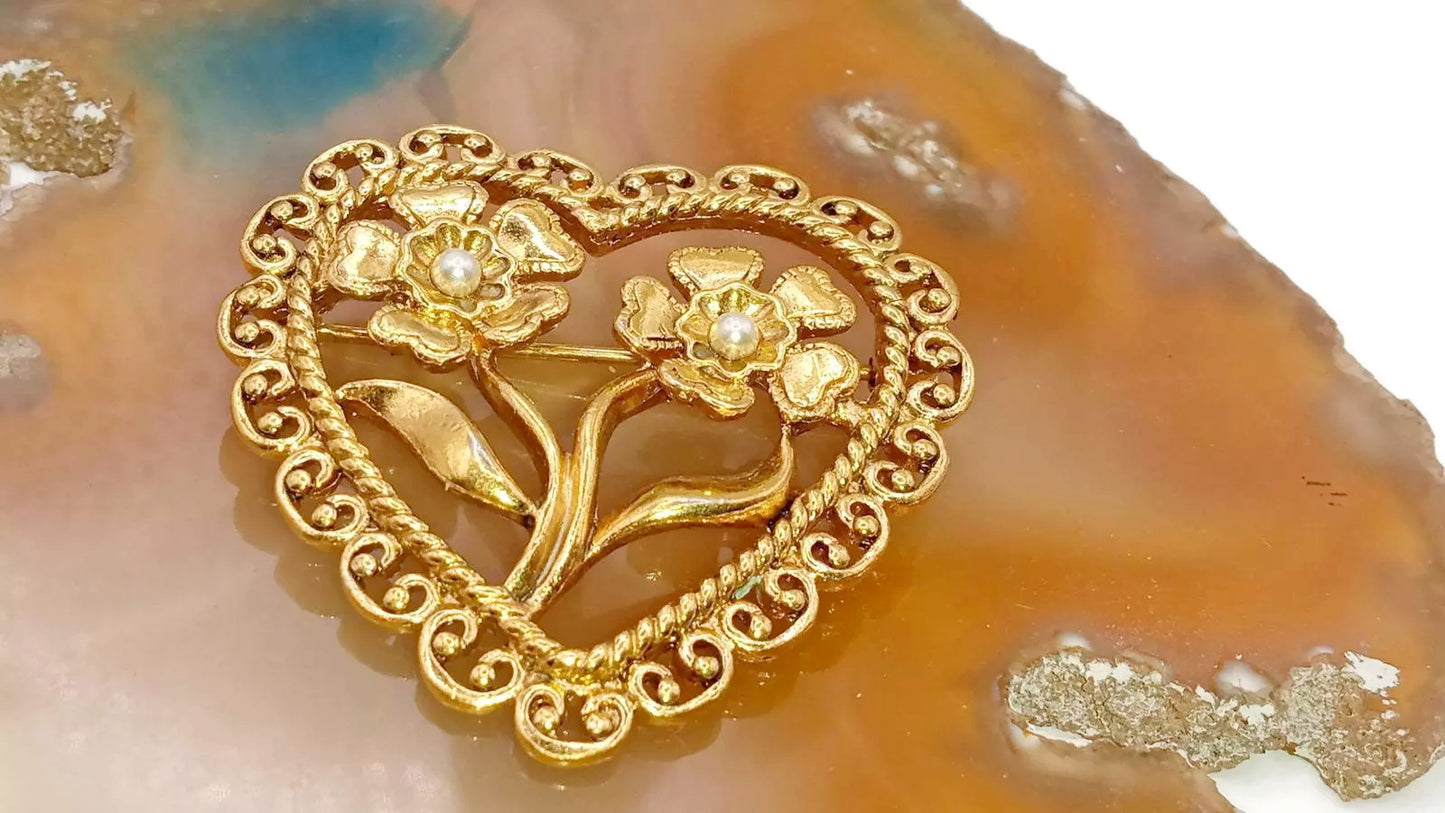 Romantic Openwork Heart Brooch with Two Flowers