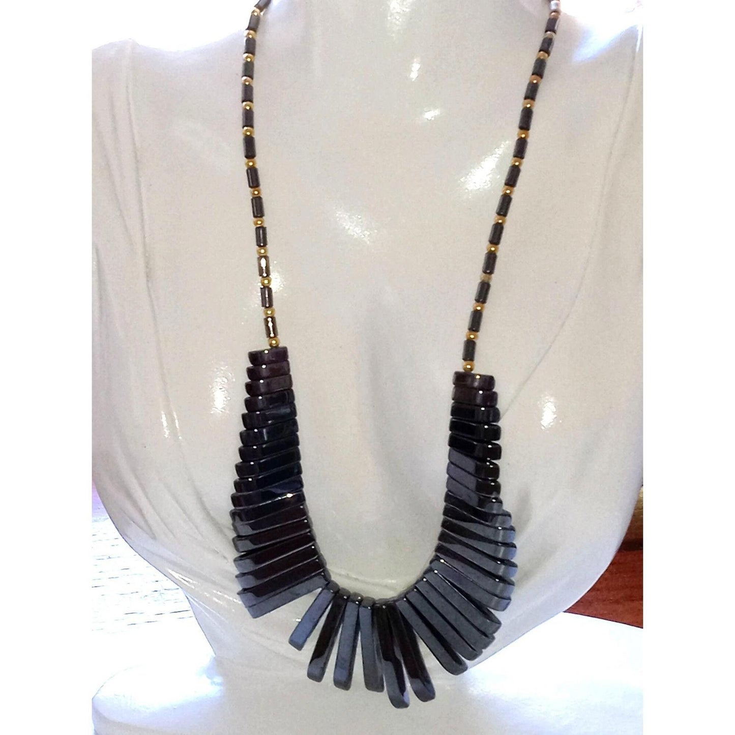 Shiny Black Hemalye Fan Necklace